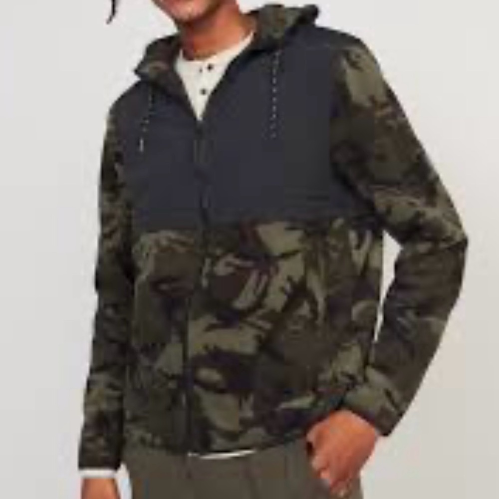 Old Navy Men’s Camouflage Fleece Jacket with Zip Pockets